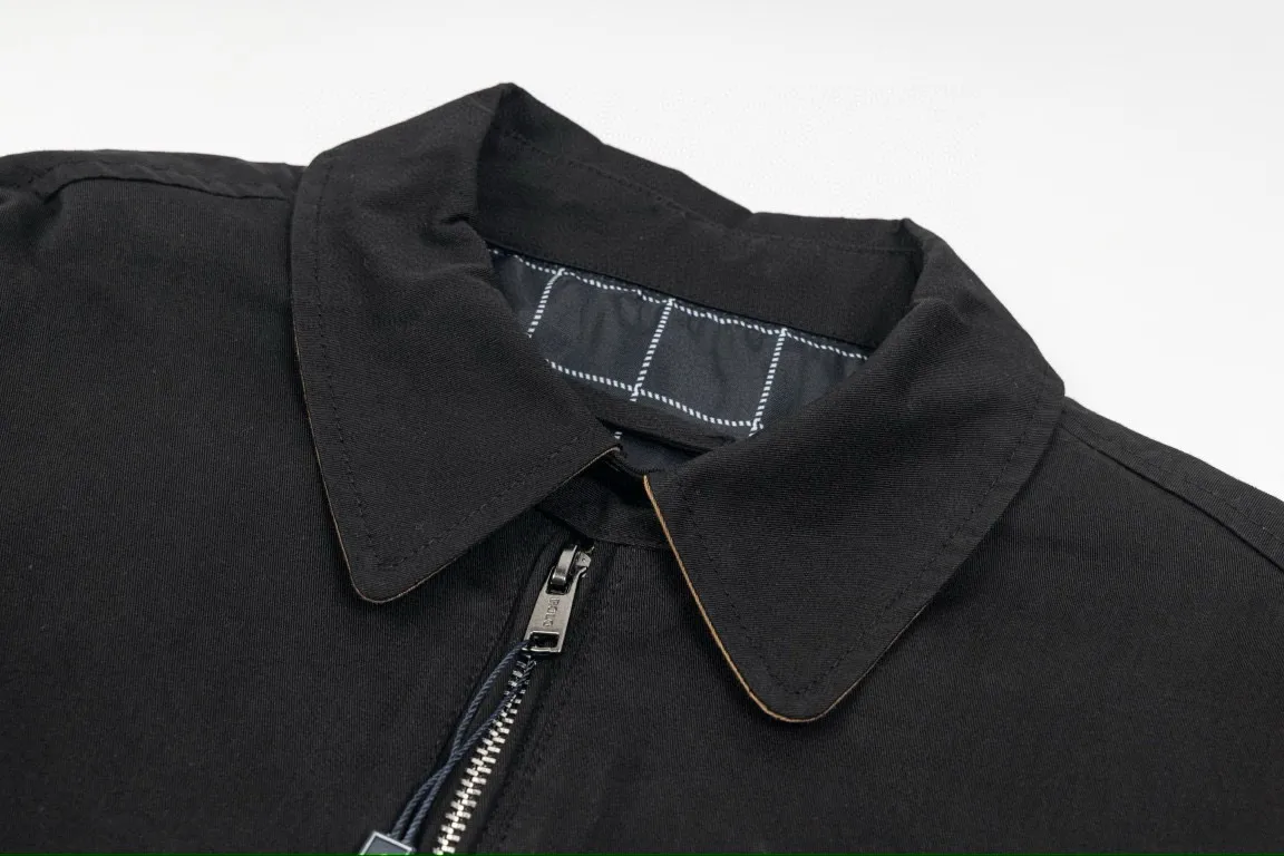 P300 model number: G317 Ralph Lauren's new 24ss classic embroidered logo lapel executive zipper jacket for both men and women. 1️⃣Selected from high-quality original developed pure cotton fabric, with customized plaid lining inside, the overall wear effect is very soft and comfortable. 2️⃣The workmanship details are perfectly controlled, with exquisite small logo embroidery on the chest, and the unique design style of splicing technology is used on the dropped shoulders to highlight your personality! The version is simple but not simple! 3️⃣ Complete with tag accessories, unisex design, and a very versatile jacket for men and women!  Color: black, navy blue, khaki Size: S, M, L, XL